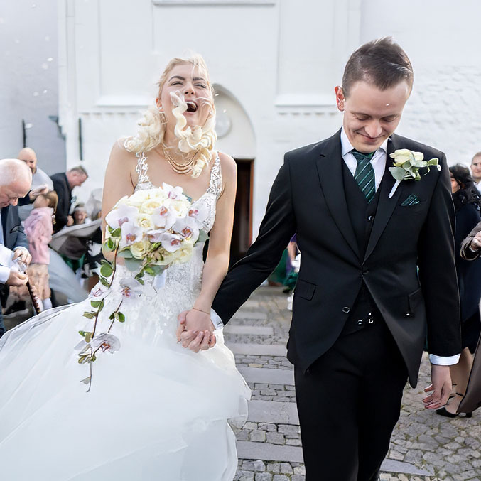 Billede af brud og gom, der rises efter vielsen