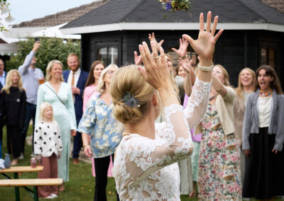 Bruden kaster buketten